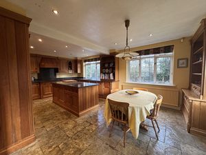 Kitchen/Breakfast Room- click for photo gallery